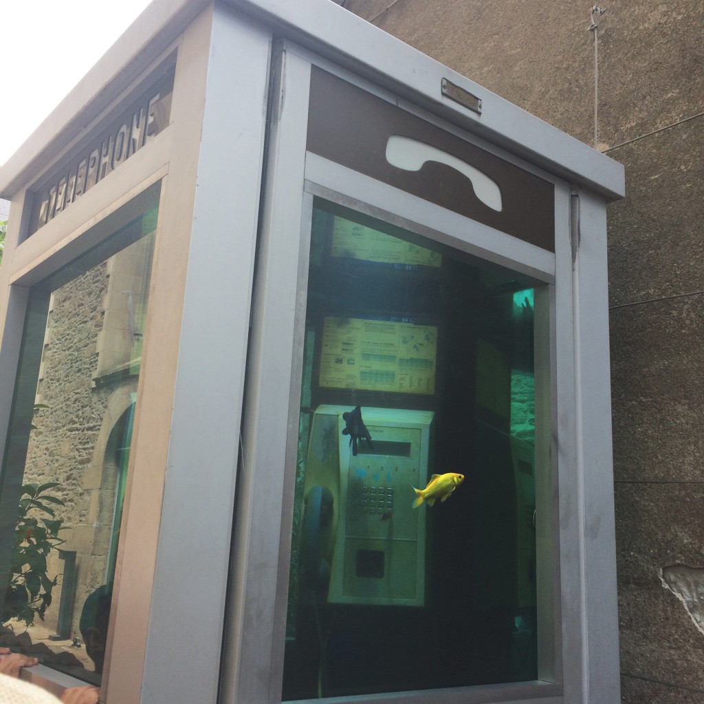 voyage à nantes cabine téléphonique poisson